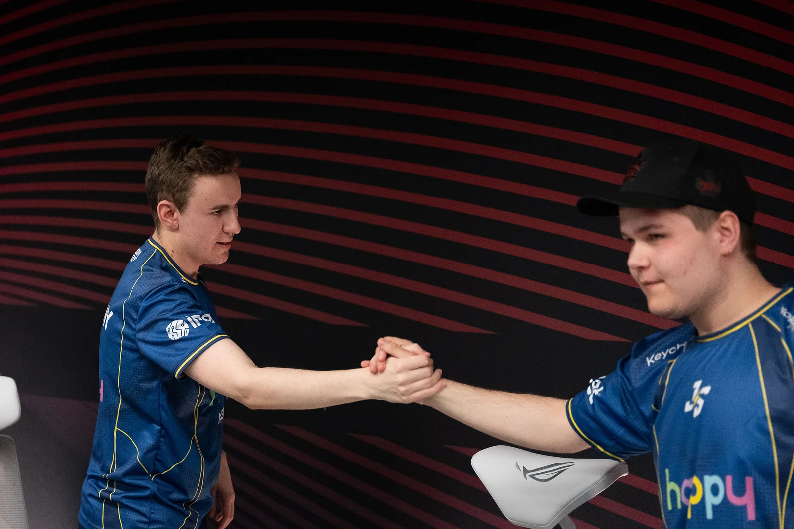 Johnny Speeds teammates shaking hands at a Counter-Strike event